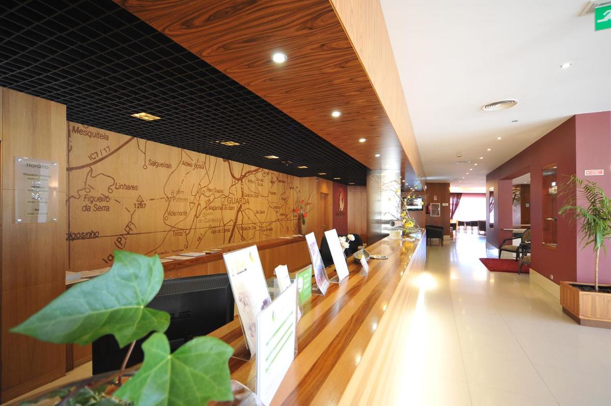 A área de receção ou átrio de Hotel Lusitania Congress & Spa