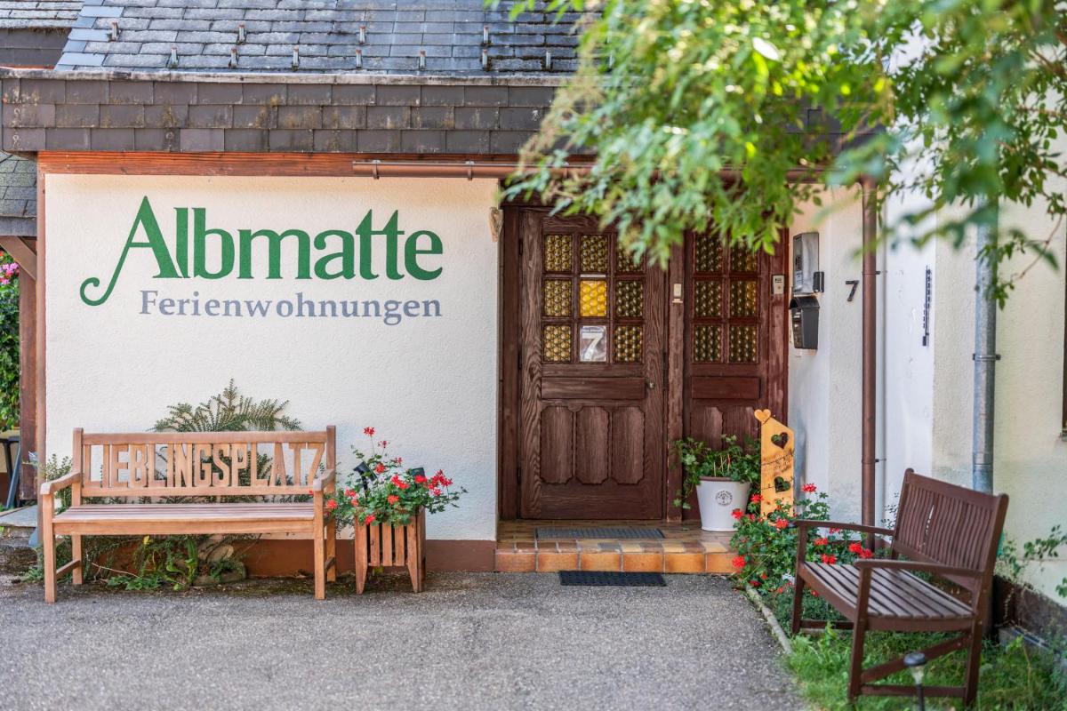 Großer Garten mit Grill,-Spiel und Sitzmöglichkeiten-umgeben von schöner Natur-Ferienhaus Albmatte - Housity