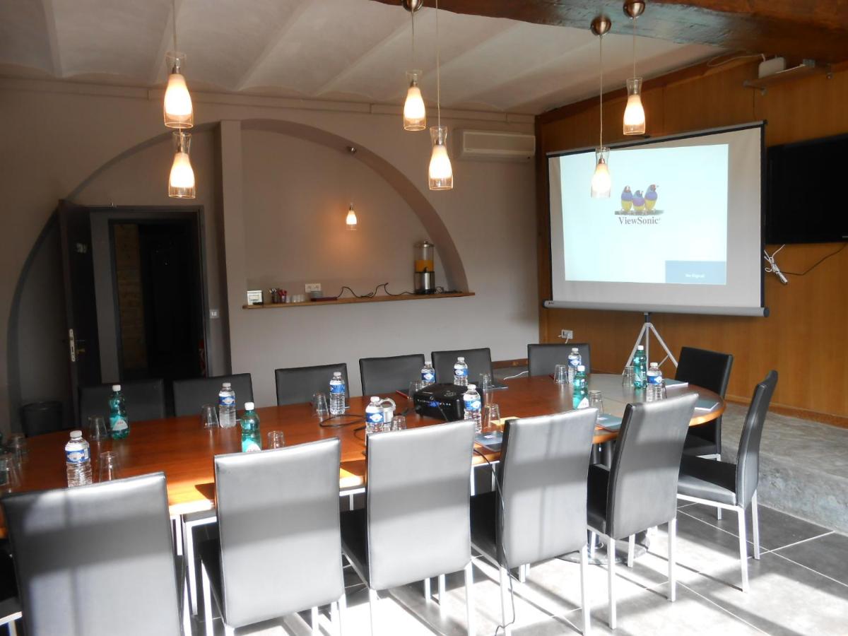 Espace de conférence ou salle de réunion dans l'établissement Logis Hôtel Château De Palaja
