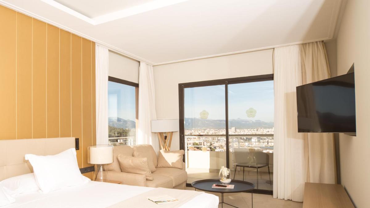 Una televisión o centro de entretenimiento en GPRO Valparaiso Palace & Spa