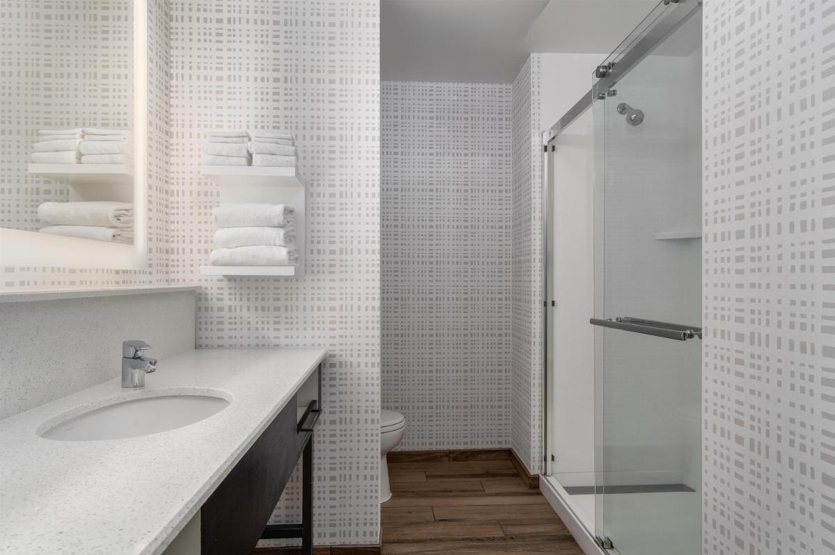 Hampton Inn Baltimore Bayview Campus - Housity
