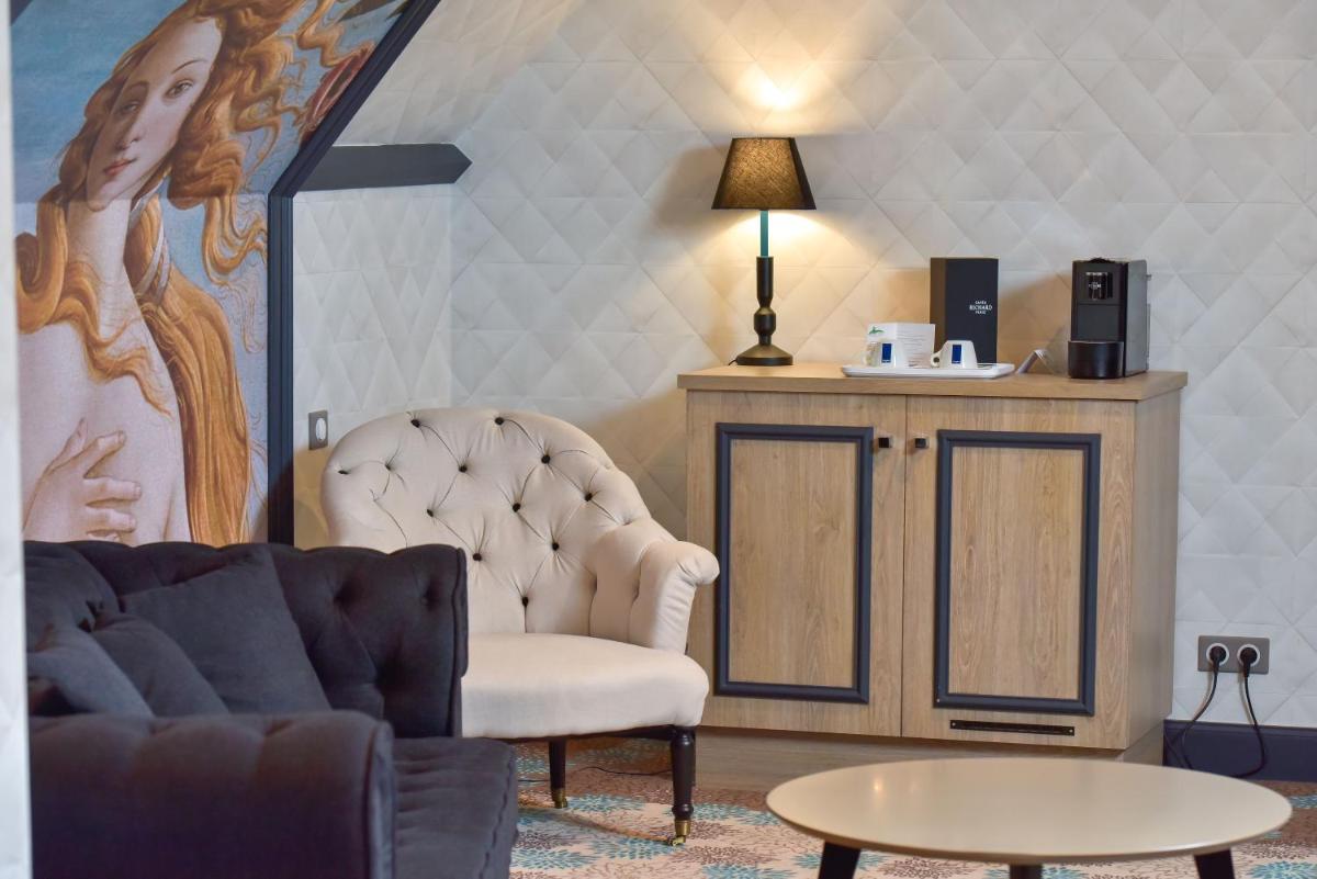 Coin salon dans l'établissement Hôtel Golf Château de Chailly