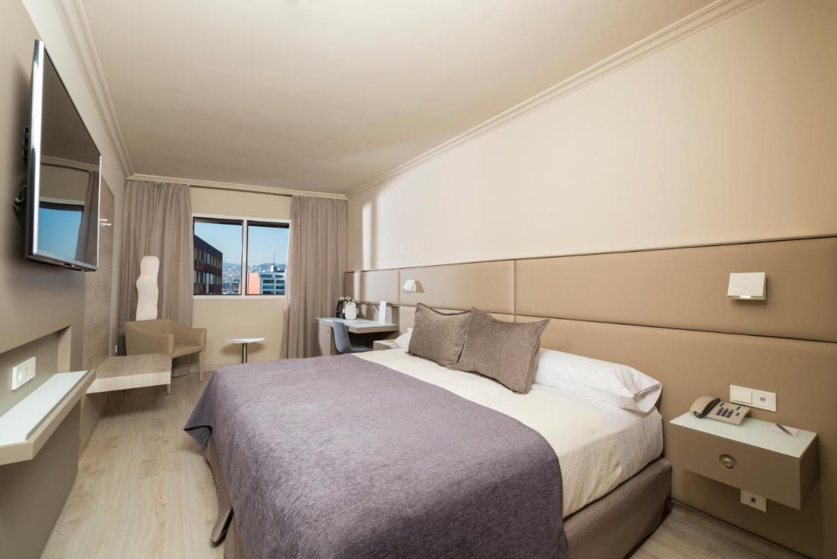una habitación de hotel con una cama y un escritorio en Sallés Hotel Pere IV, en Barcelona