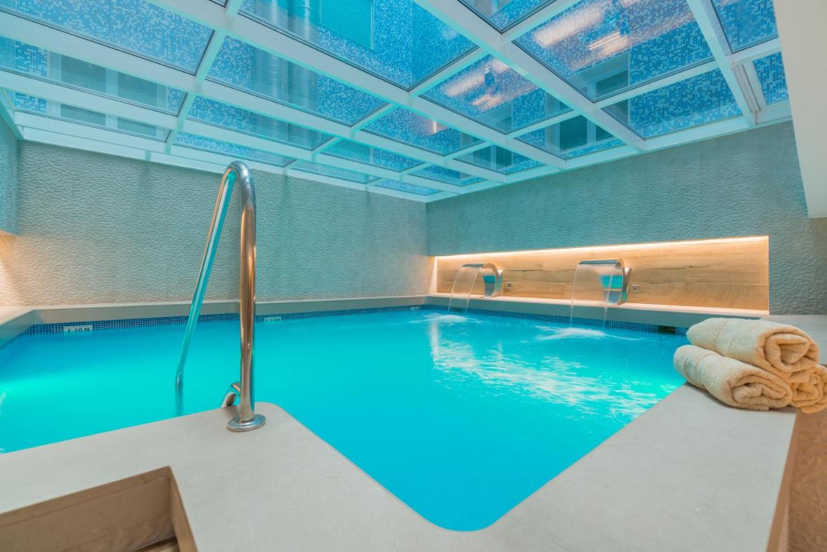 una piscina con agua azul en un edificio en Sallés Hotel Pere IV, en Barcelona