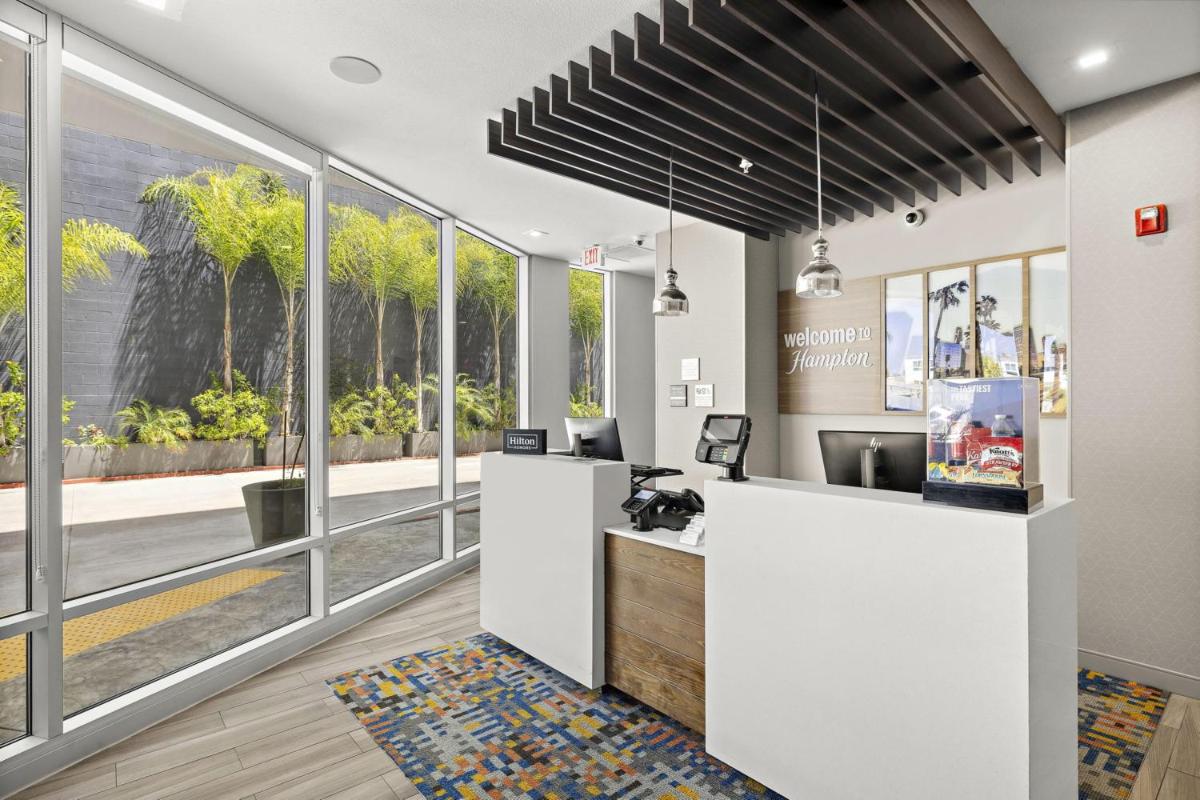 Hampton Inn & Suites Los Angeles/Hollywood, CA - Housity