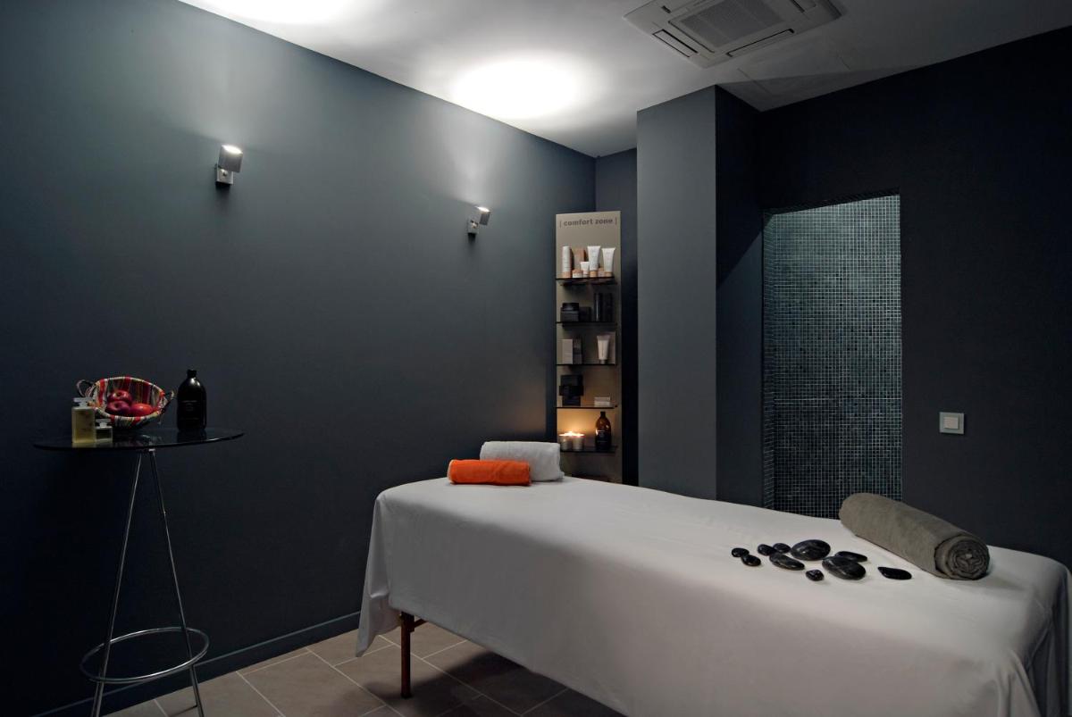 1 dormitorio con 1 cama blanca grande y pared negra en Axel Hotel Barcelona - Adults Only, en Barcelona