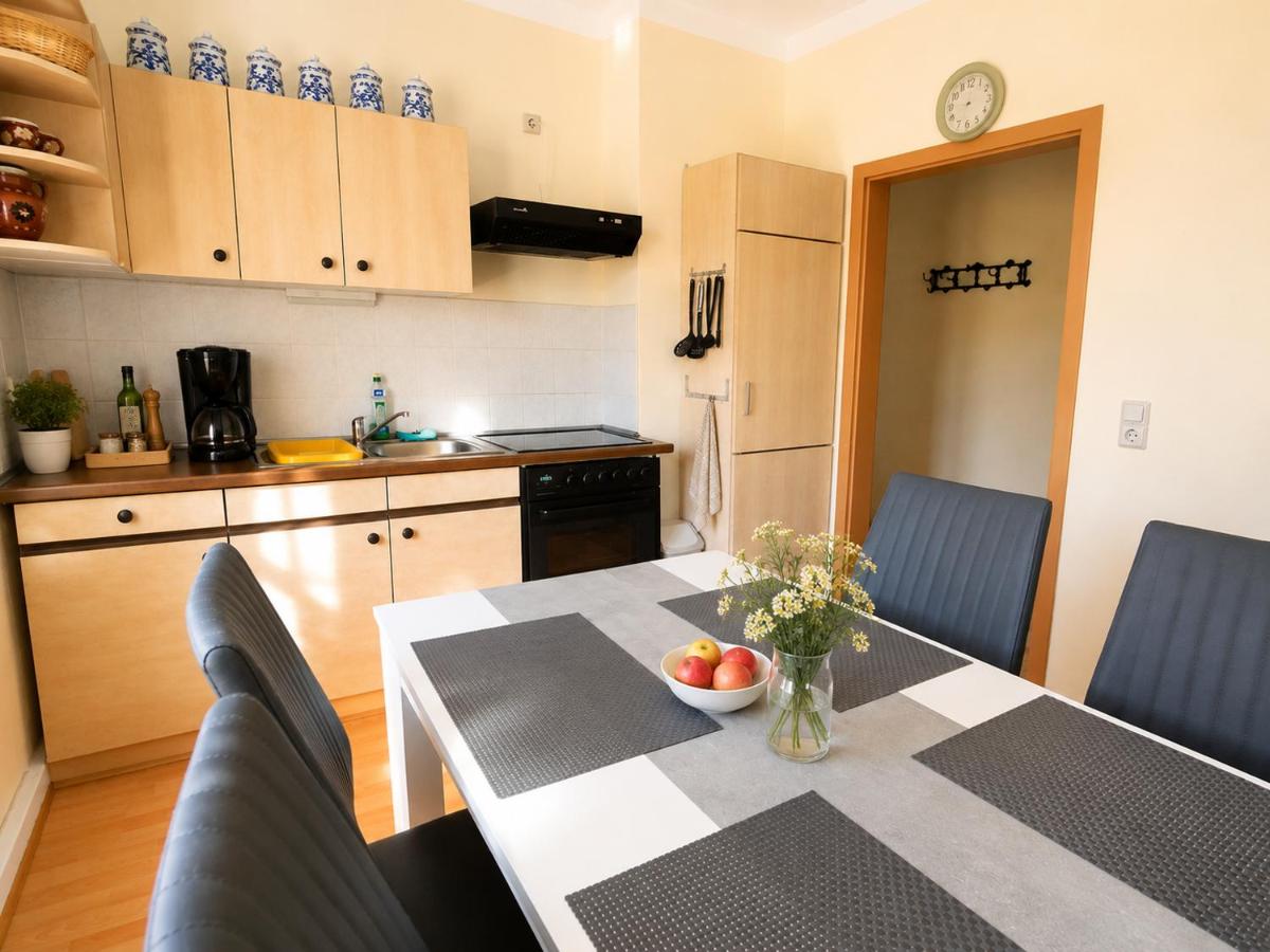 Ferienwohnung - 2 Schlafzimmer- Balkon und Parkplatz - Housity