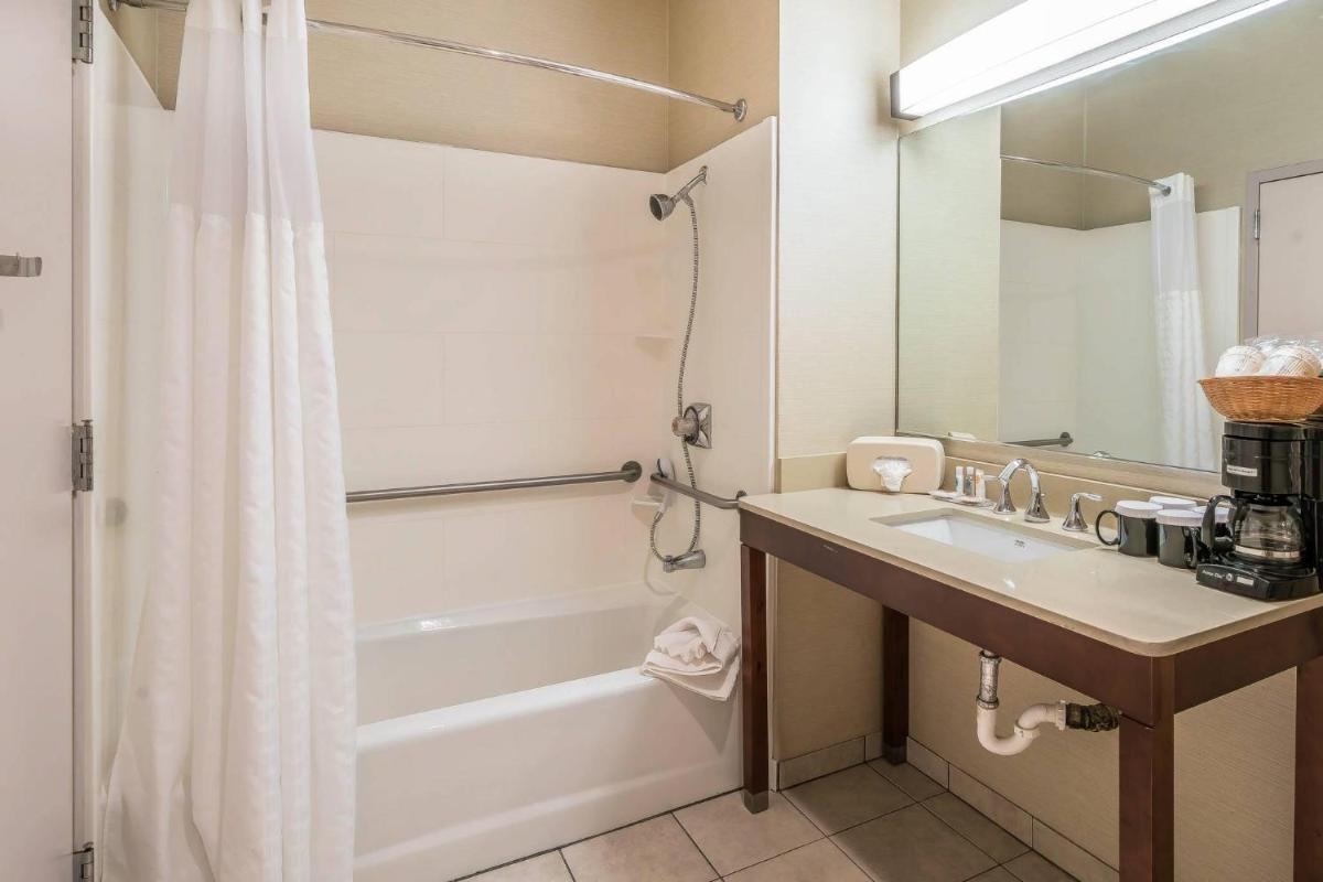 Comfort Inn & Suites Seattle North - Housity