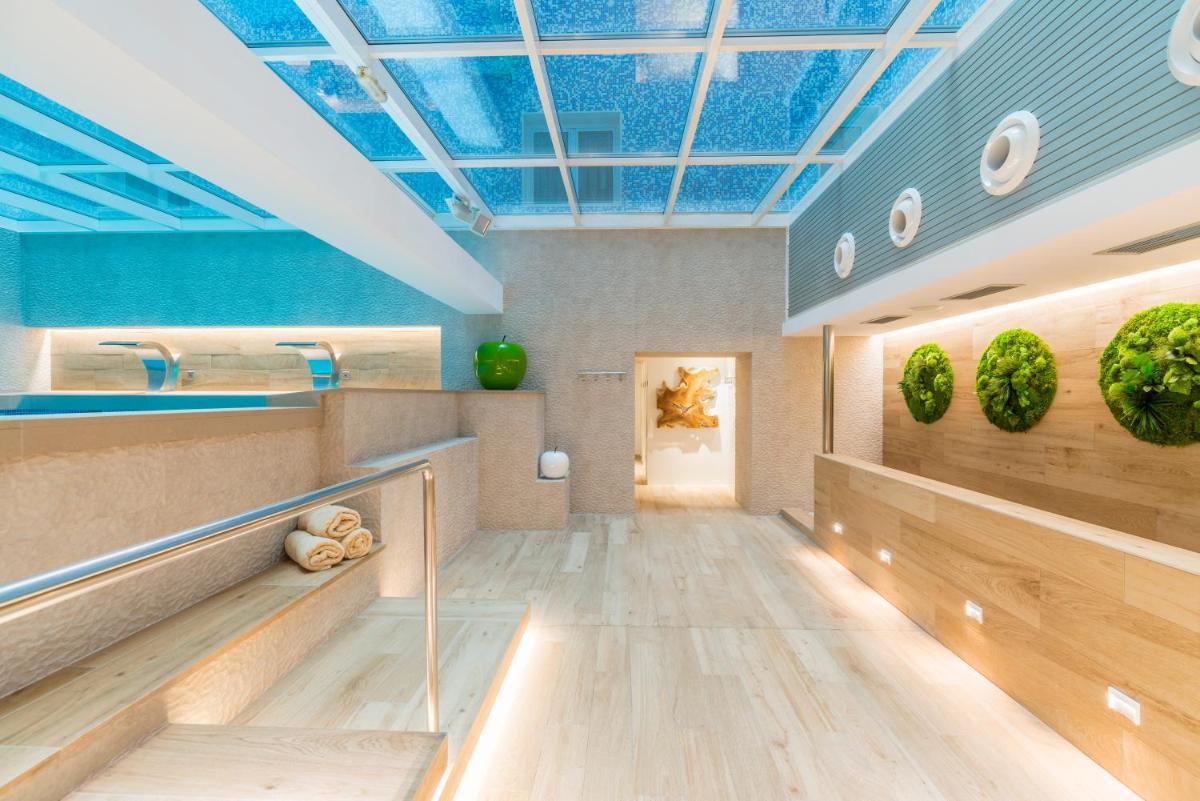 Una habitación con techo azul y suelos de madera. en Sallés Hotel Pere IV, en Barcelona