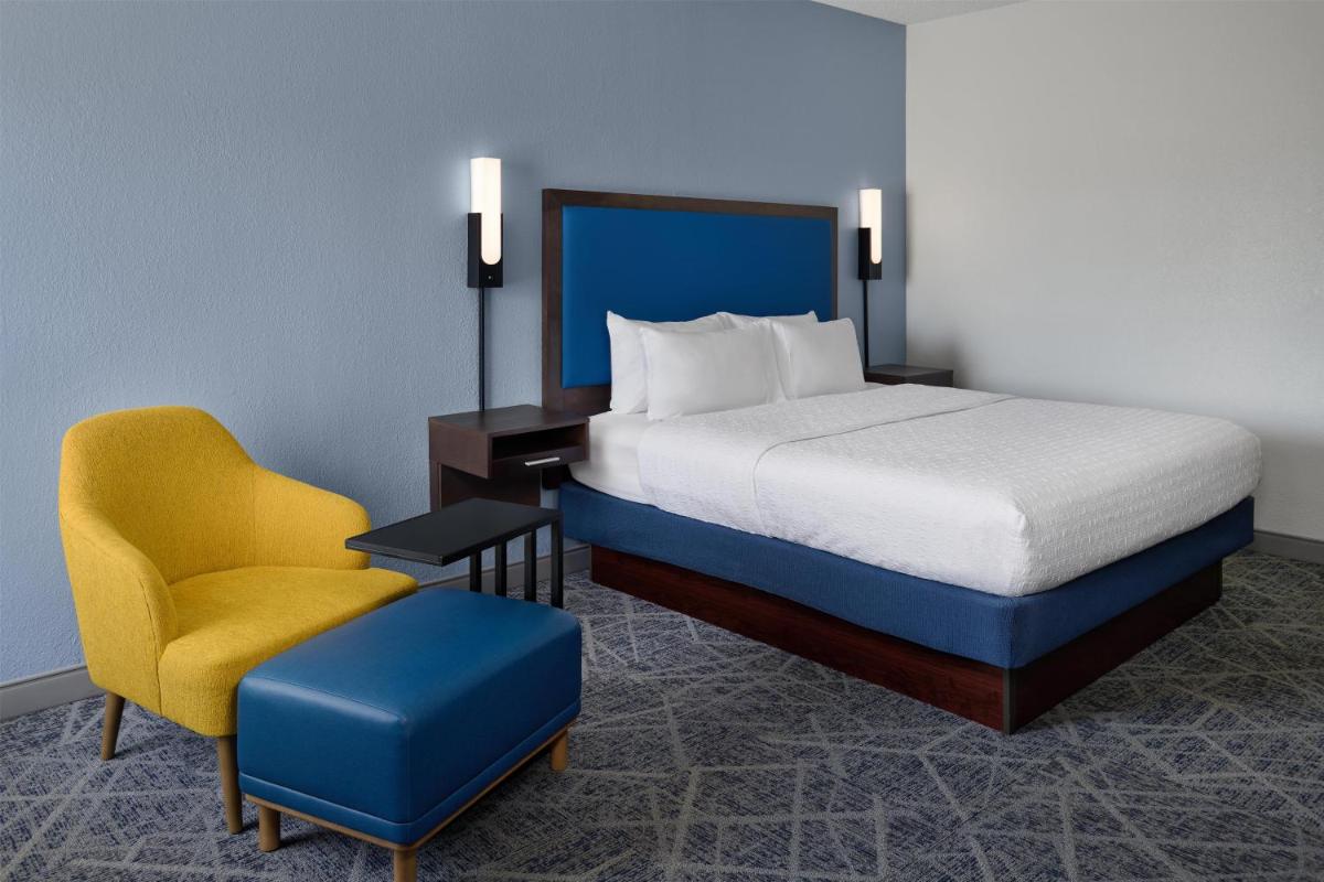 Hampton Inn Lawrence - Housity
