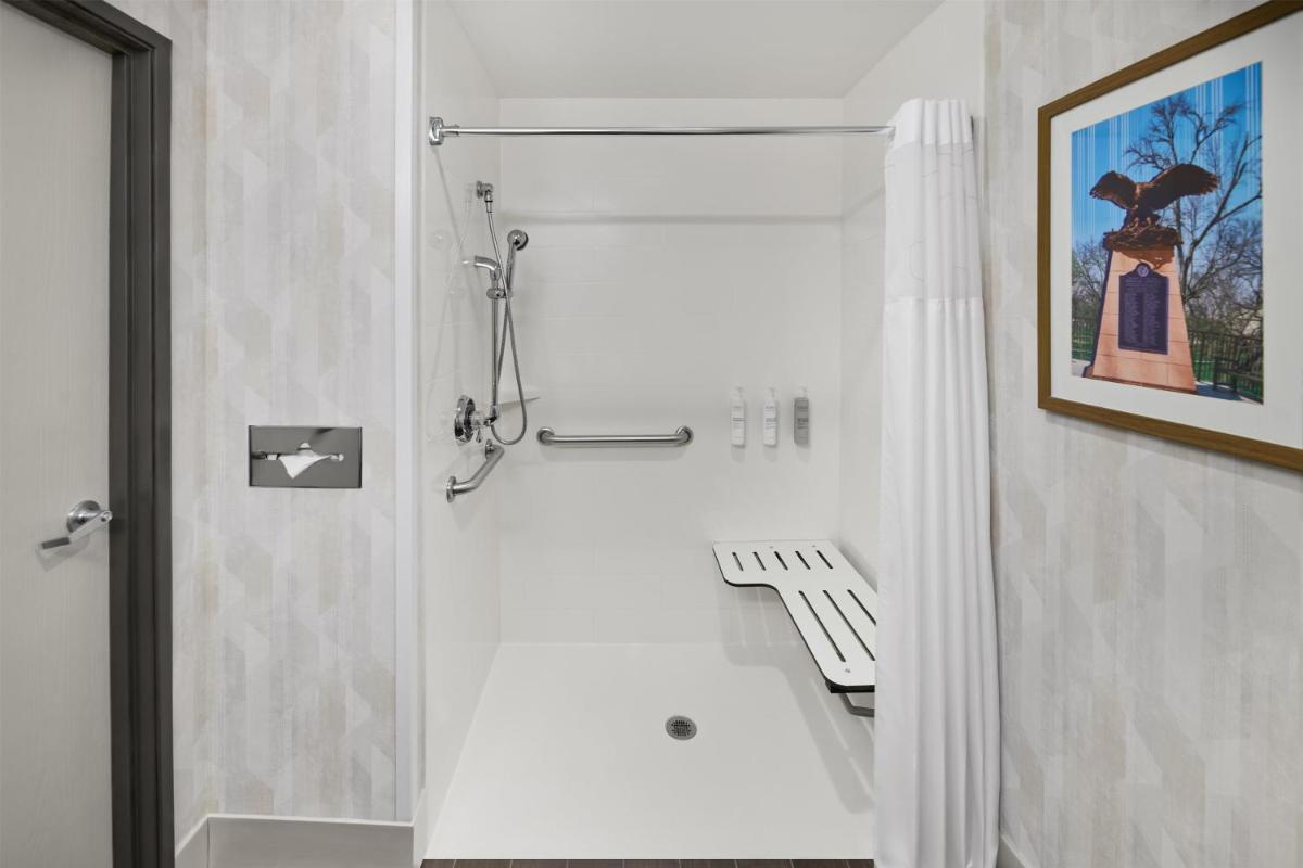 Hampton Inn Lawrence - Housity