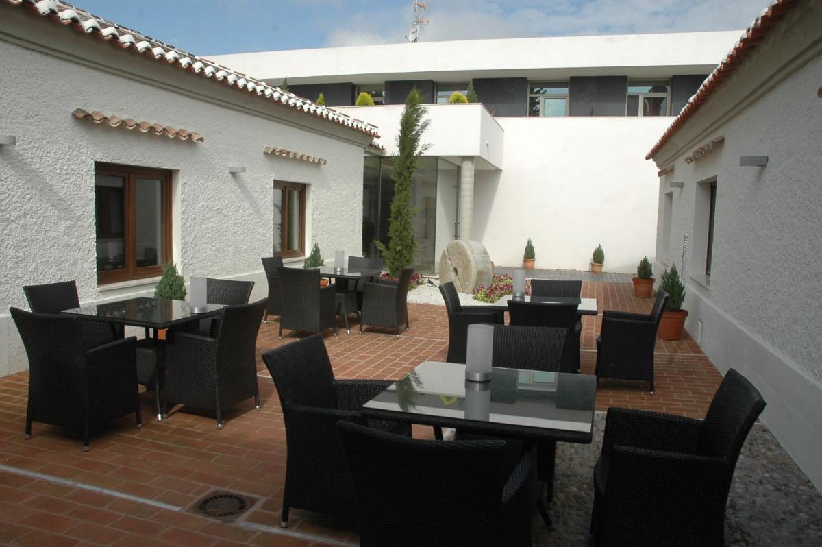 Un restaurante o sitio para comer en Hotel & Spa La Salve