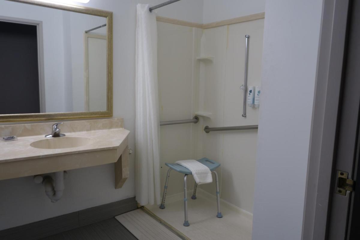 Country Inn & Suites by Radisson, Round Rock, TX - Housity