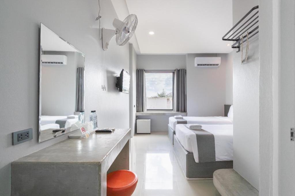 C2U Hotel Uthai Thani - Housity