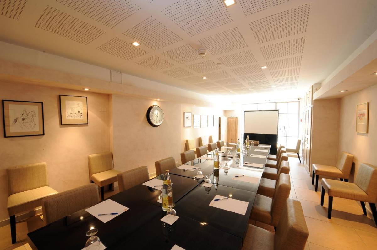 une grande pièce avec une longue table et des chaises dans l'établissement Hotel Spa Le Calendal, à Arles