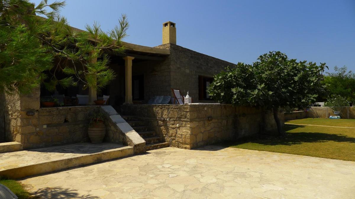 Aigina 3 Bedroom House by the Sea - Housity