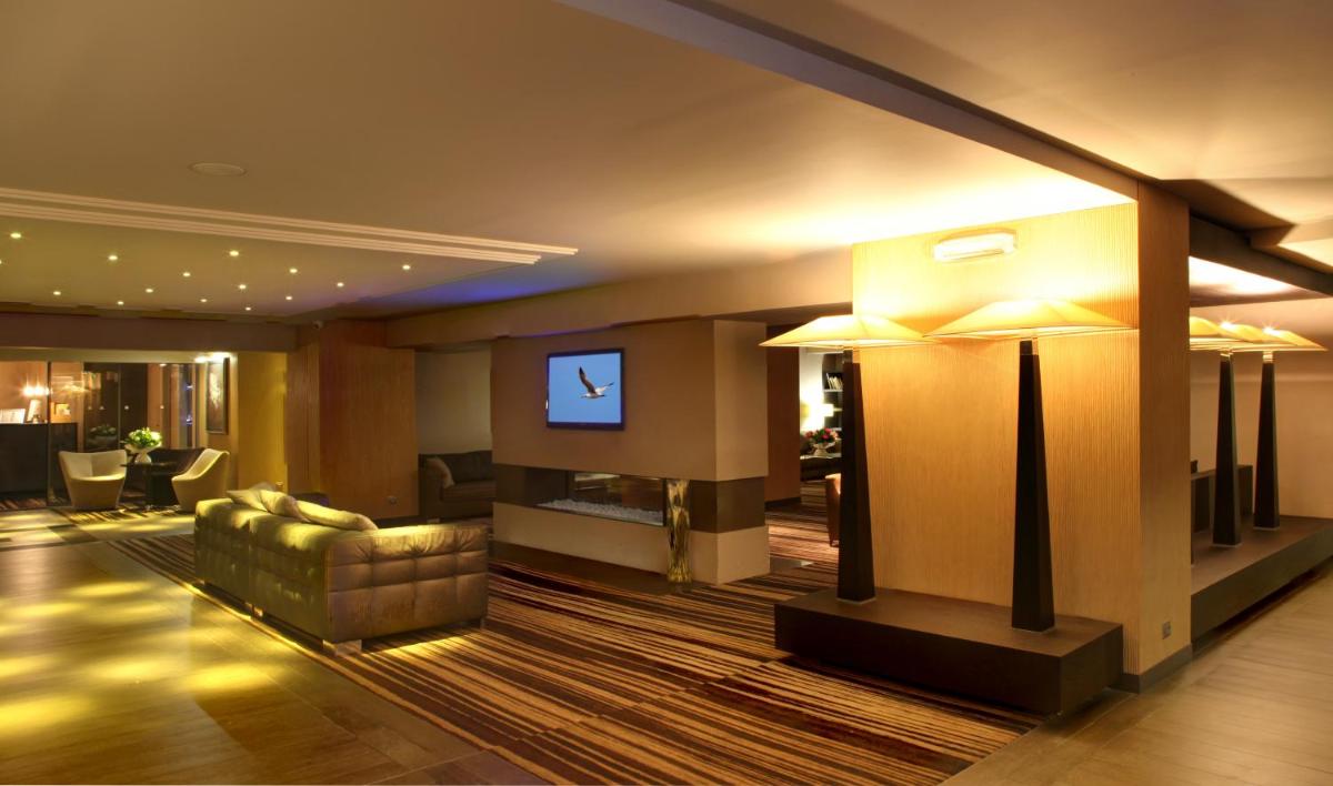 Télévision ou salle de divertissement dans l'établissement Amirauté Hôtel Golf Deauville