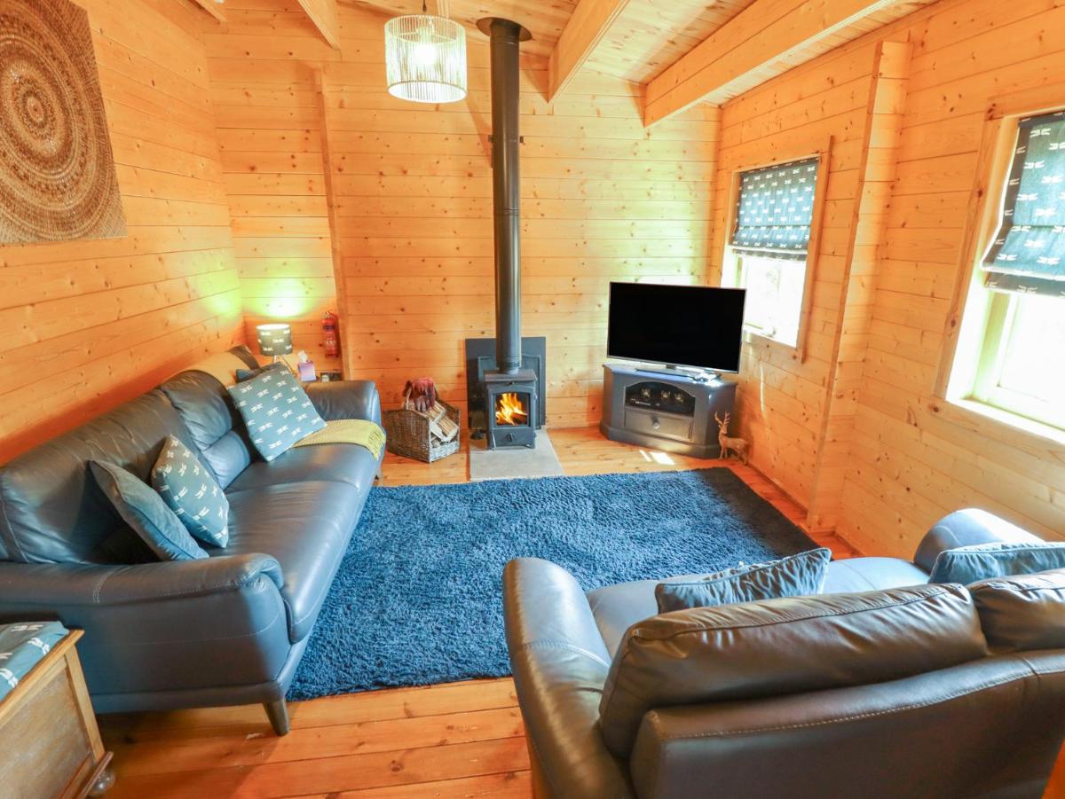 Tythe Lodge - Hot Tub Retreat in Rural Lincolnshire Family-Friendly Lodge Near Heckington - Housity