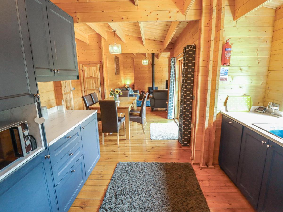 Tythe Lodge - Hot Tub Retreat in Rural Lincolnshire Family-Friendly Lodge Near Heckington - Housity