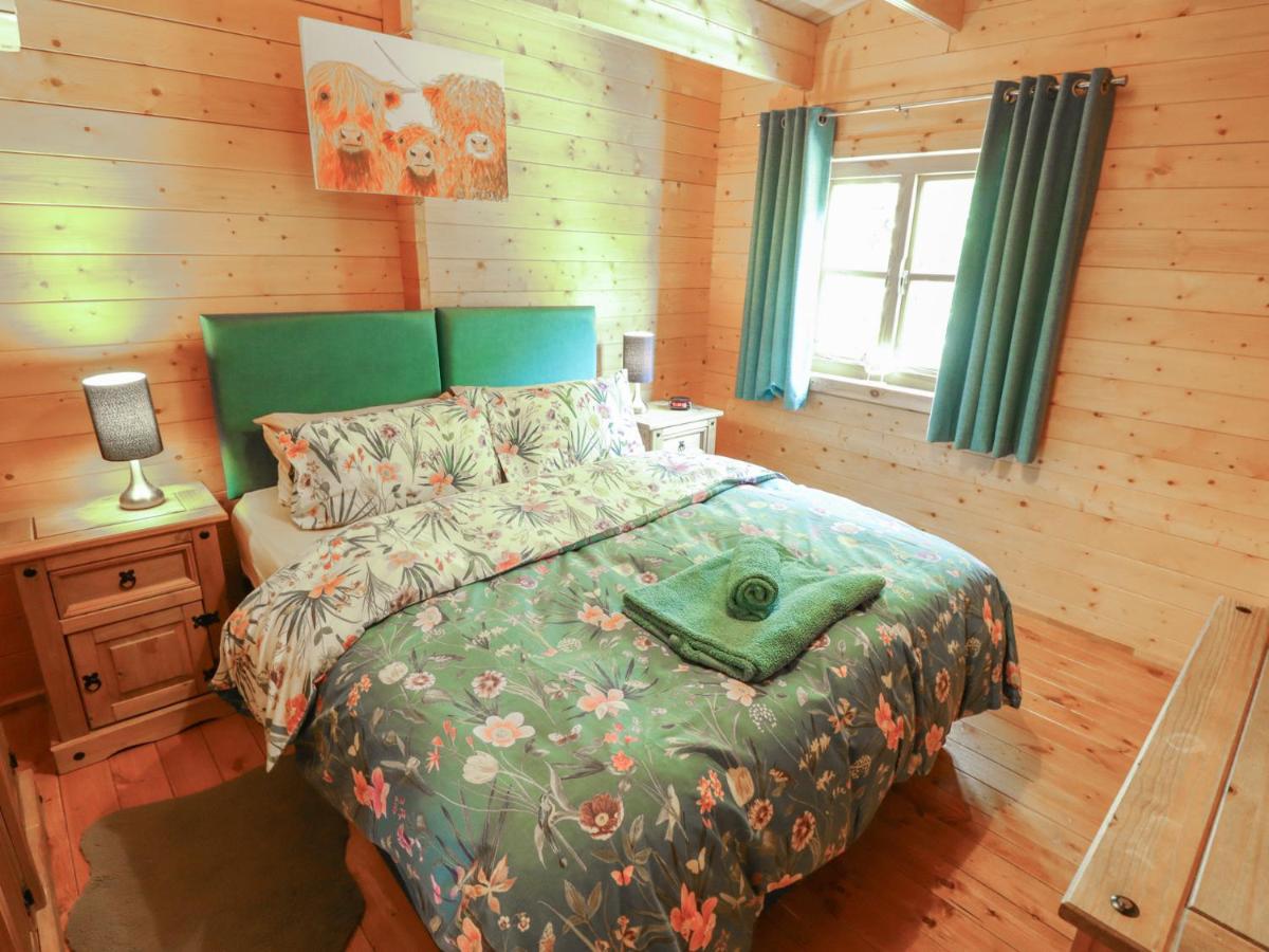 Tythe Lodge - Hot Tub Retreat in Rural Lincolnshire Family-Friendly Lodge Near Heckington - Housity