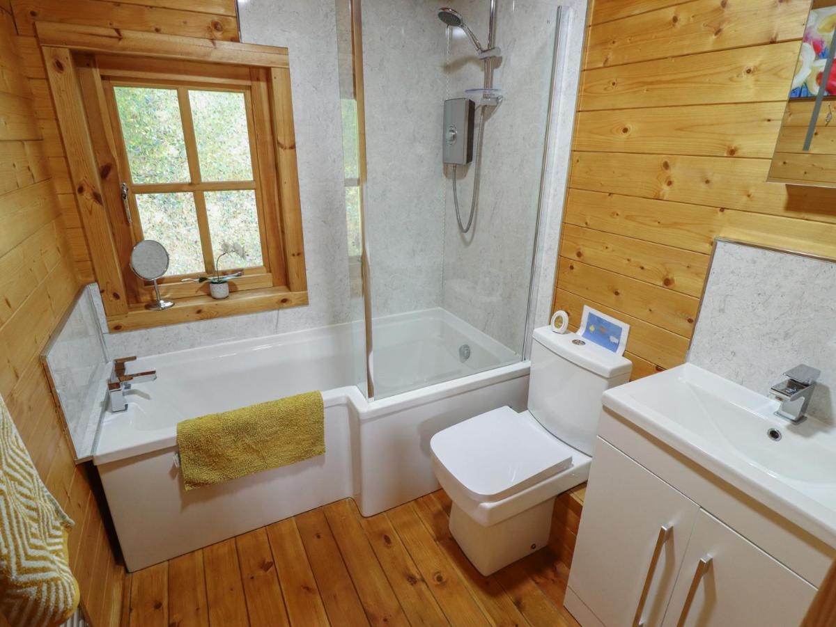 Tythe Lodge - Hot Tub Retreat in Rural Lincolnshire Family-Friendly Lodge Near Heckington - Housity