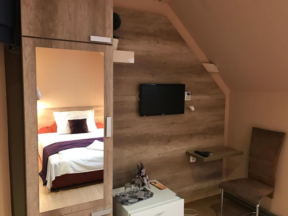Abszolút Hotel és Panzió - Housity