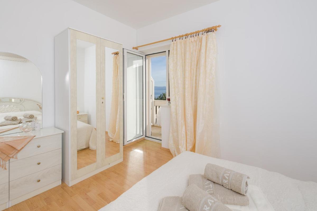 Villa Tomasovic with pool in Podstrana - Housity