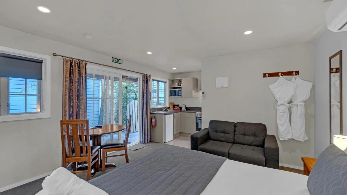Cranford Cottages and Motel - Housity