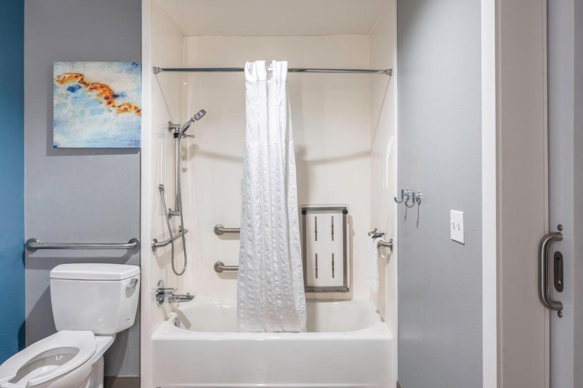 La Quinta by Wyndham Ft. Myers - Sanibel Gateway - Housity