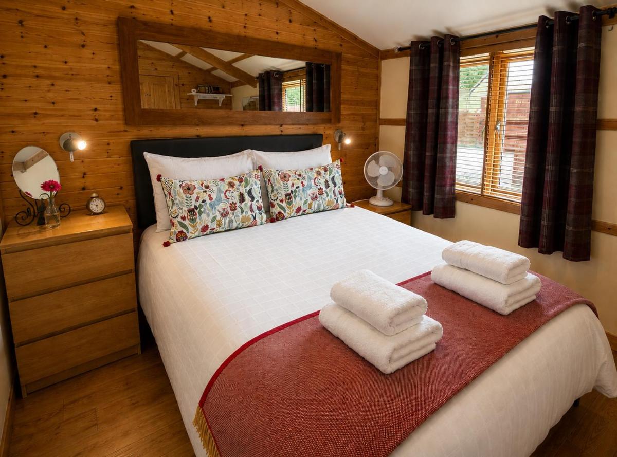 Rashfield Sheilings - Riverside Lodges, by Pucks Glen, Dunoon - Housity