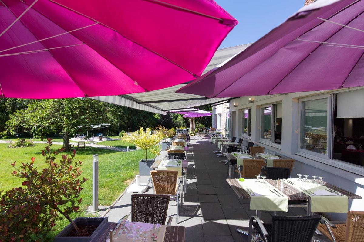 Jardin de l'établissement Logis Hotel Restaurant Spa Beau Site