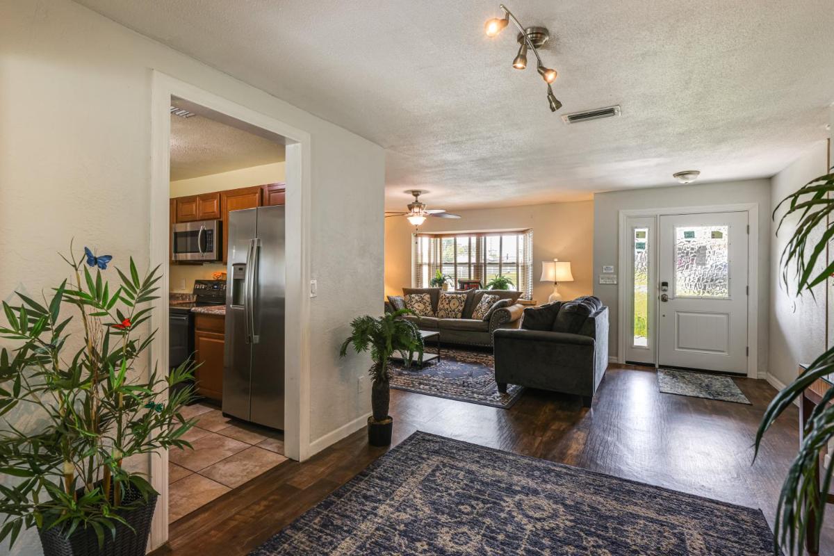 Deltona Lake House, Day Trip to Disney and Universal - Housity