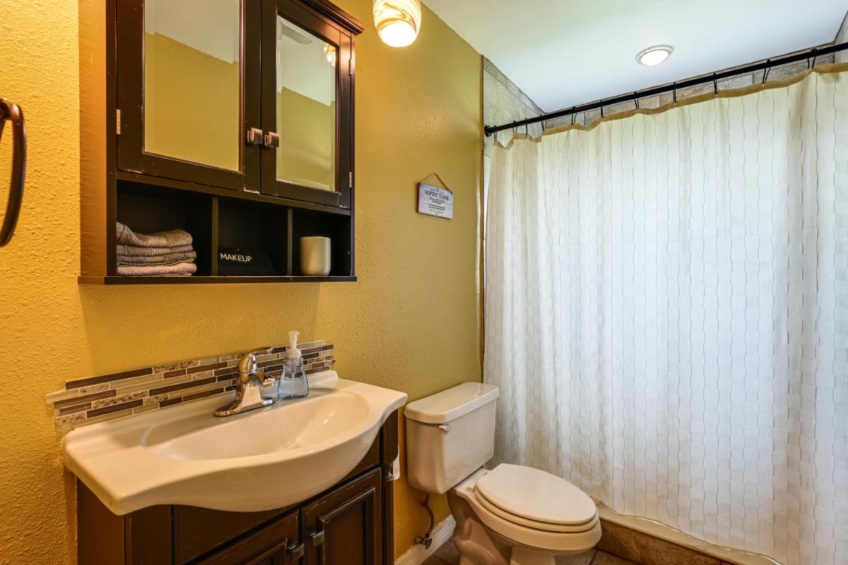 Deltona Lake House, Day Trip to Disney and Universal - Housity