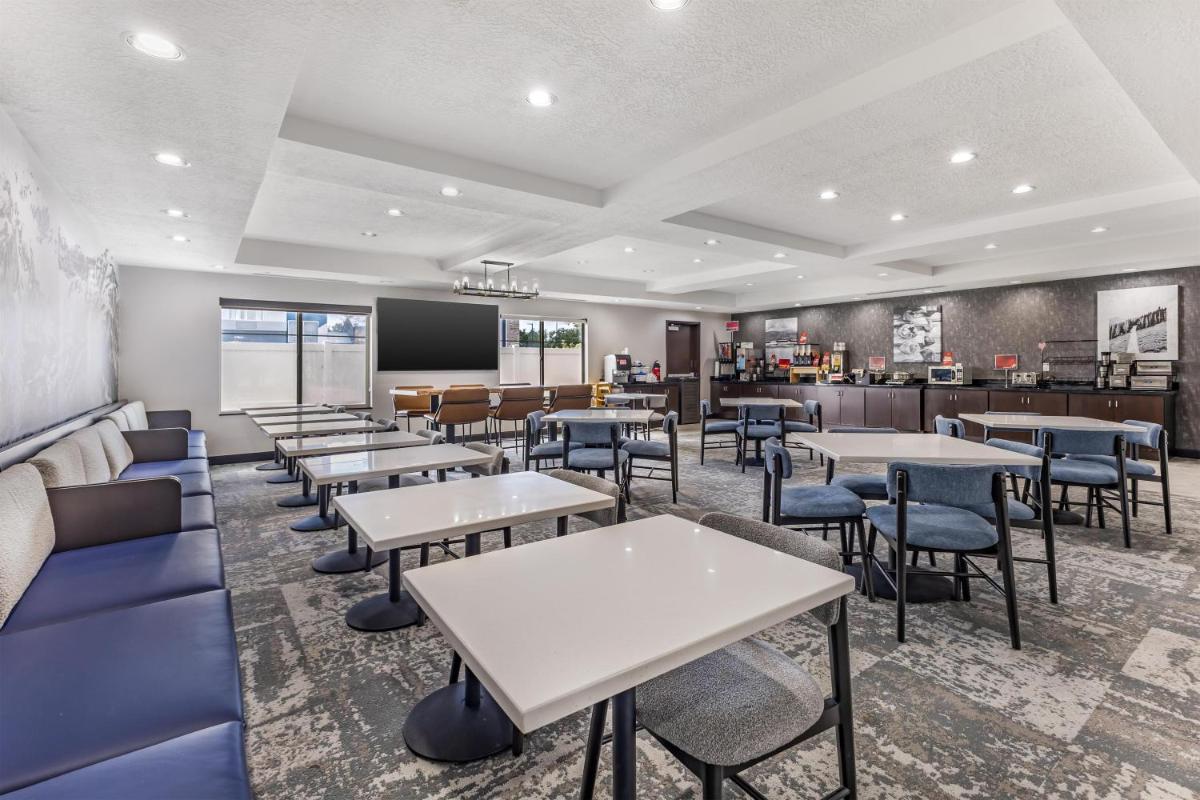 Best Western Plus Airport Inn & Suites - Housity