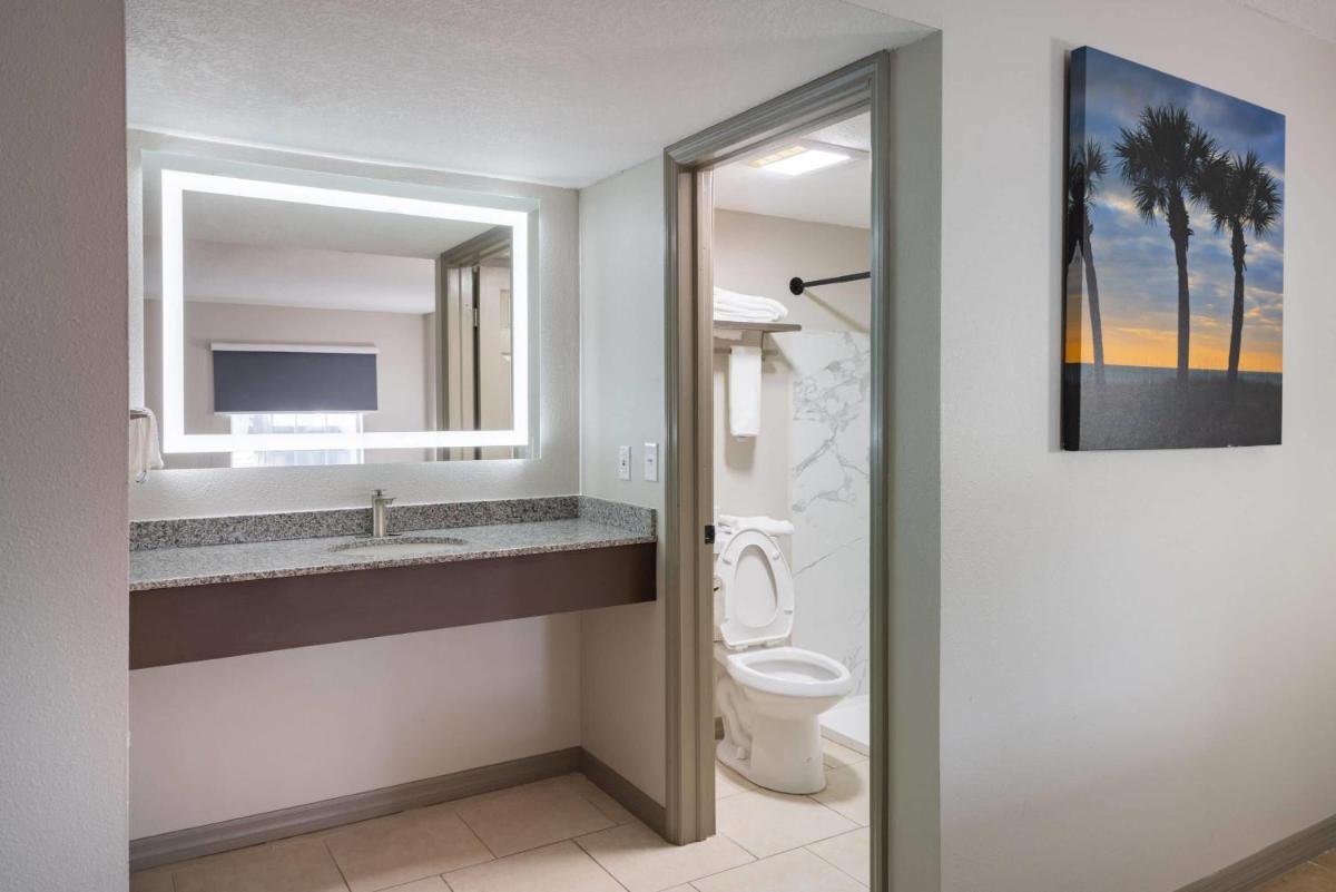 Travelodge by Wyndham Venice - Housity