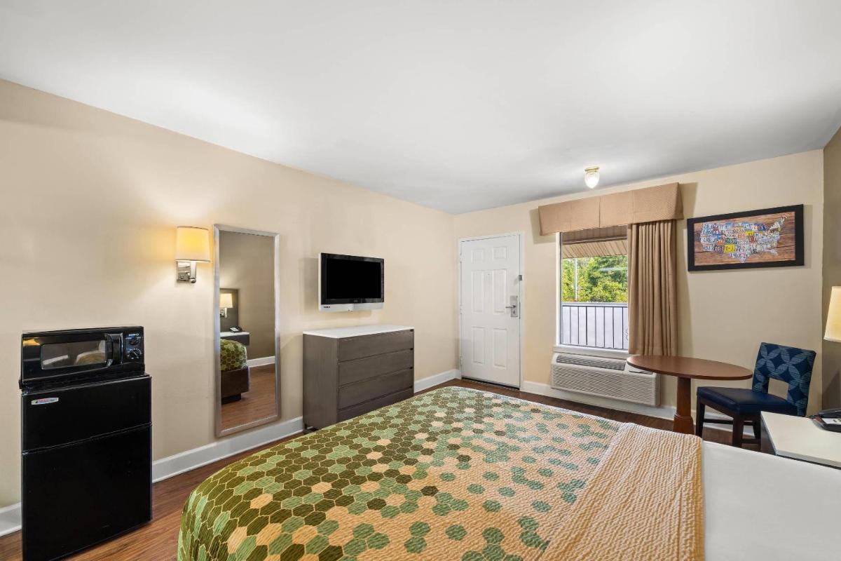 Econo Lodge Inn & Suites Lugoff - Housity