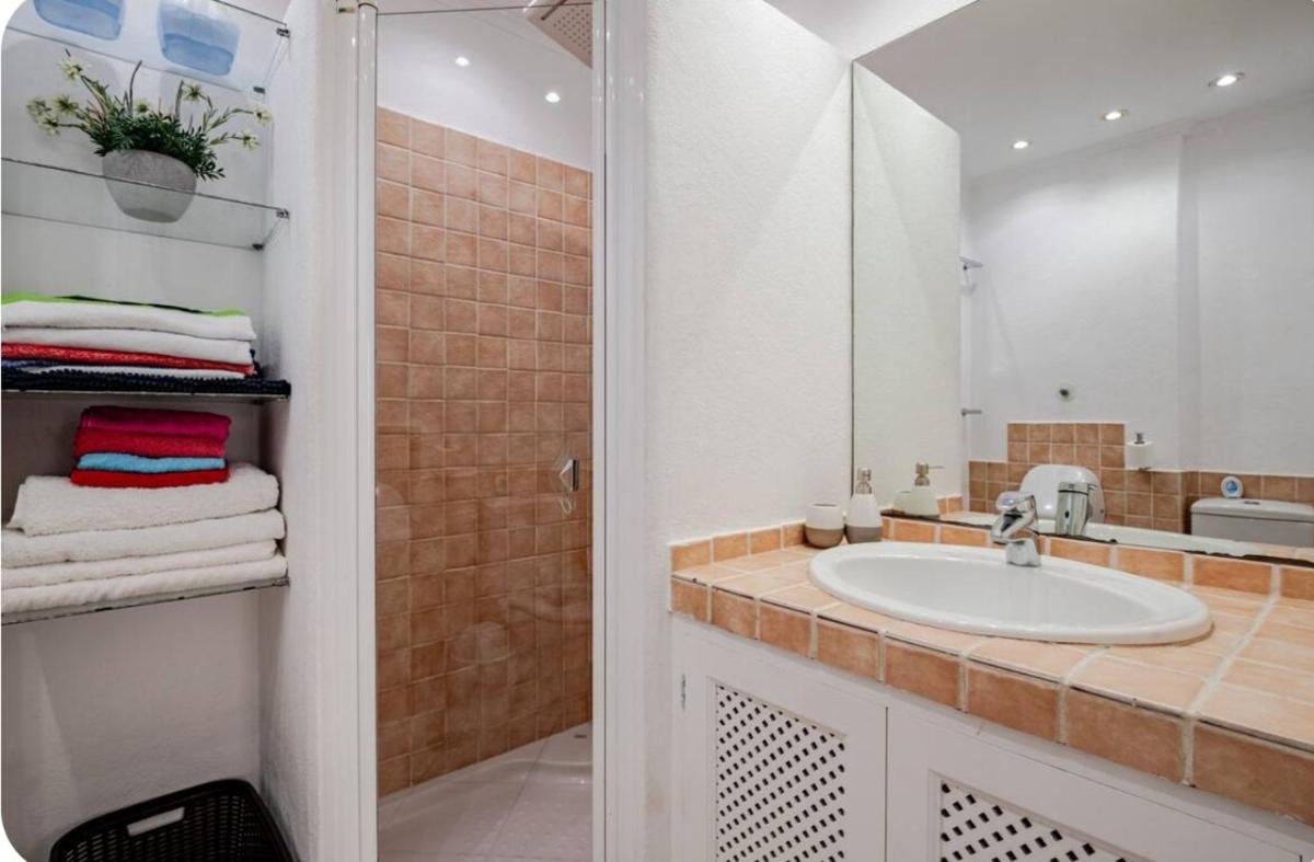 Puerto Banus 2linea playa,piscina y parking - Housity