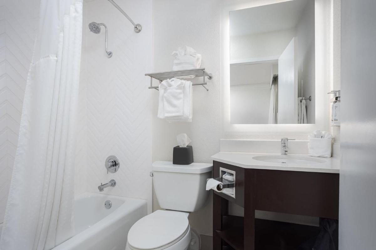 Holiday Inn Resort Oceanfront at Surfside Beach, an IHG Hotel - Housity