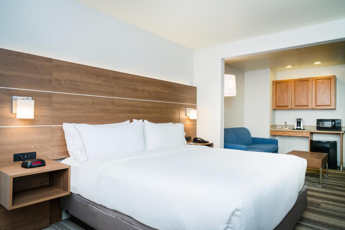 Holiday Inn Express & Suites Rocky Mount Smith Mountain Lake by IHG - Housity