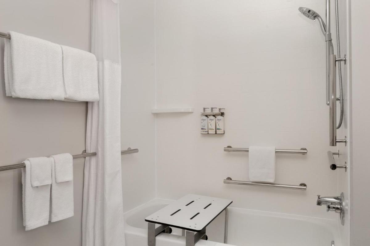 Holiday Inn Express & Suites Alton St Louis Area, an IHG Hotel - Housity