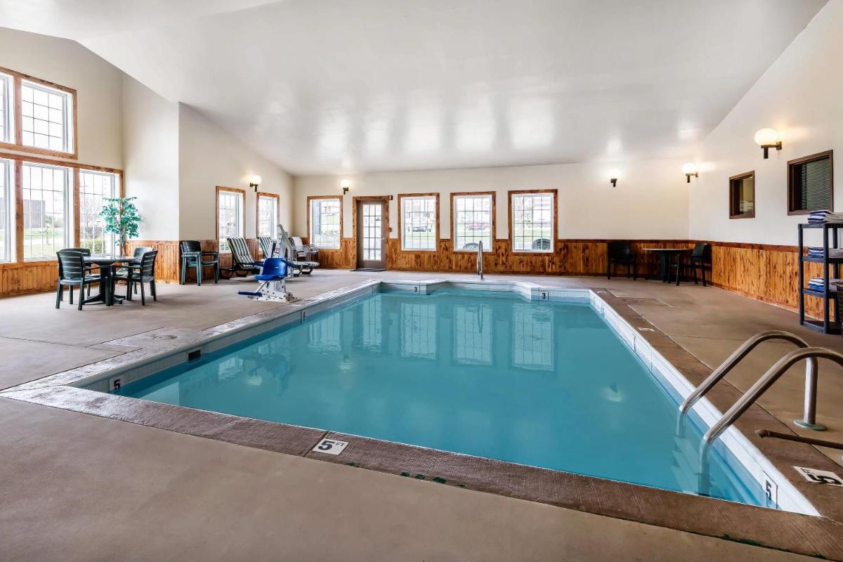Econo Lodge Inn & Suites Dickson - Housity