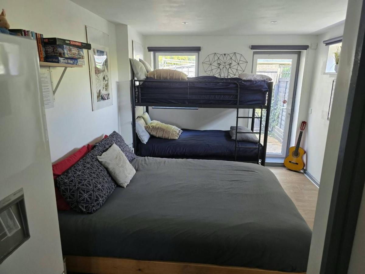 121 Studio - Central Studio Apartment, Terrace & Full Kitchen - Airport & Train Shuttle - Housity