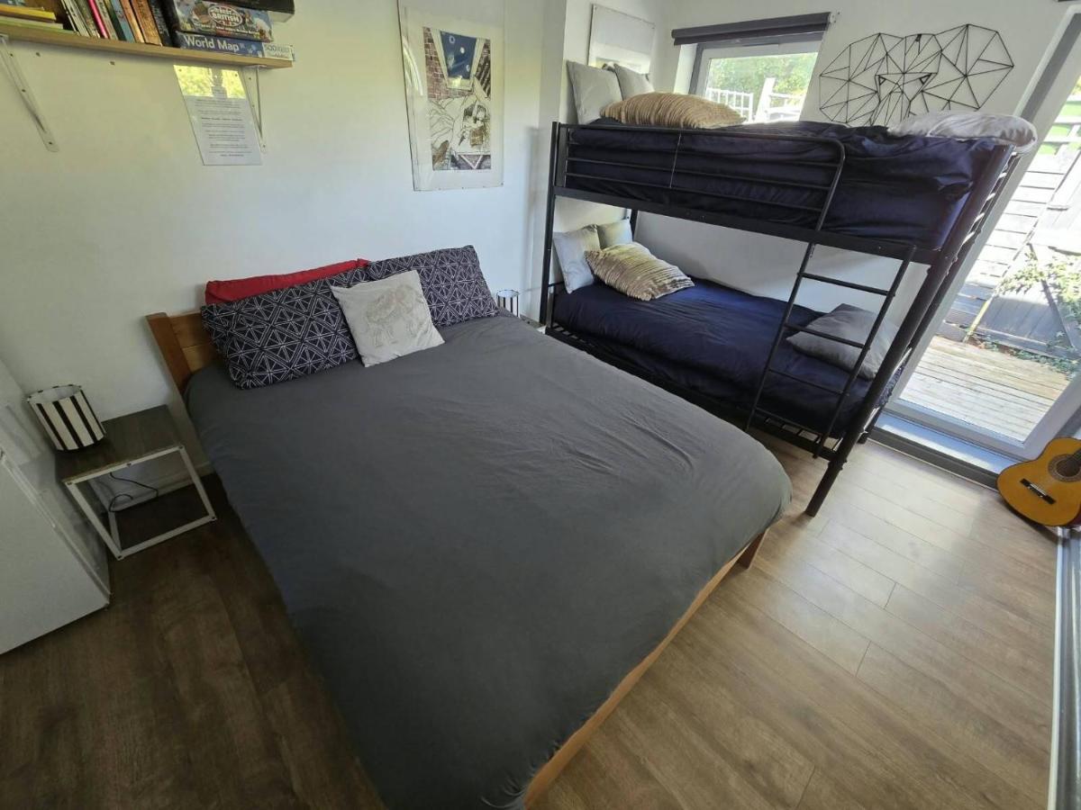 121 Studio - Central Studio Apartment, Terrace & Full Kitchen - Airport & Train Shuttle - Housity