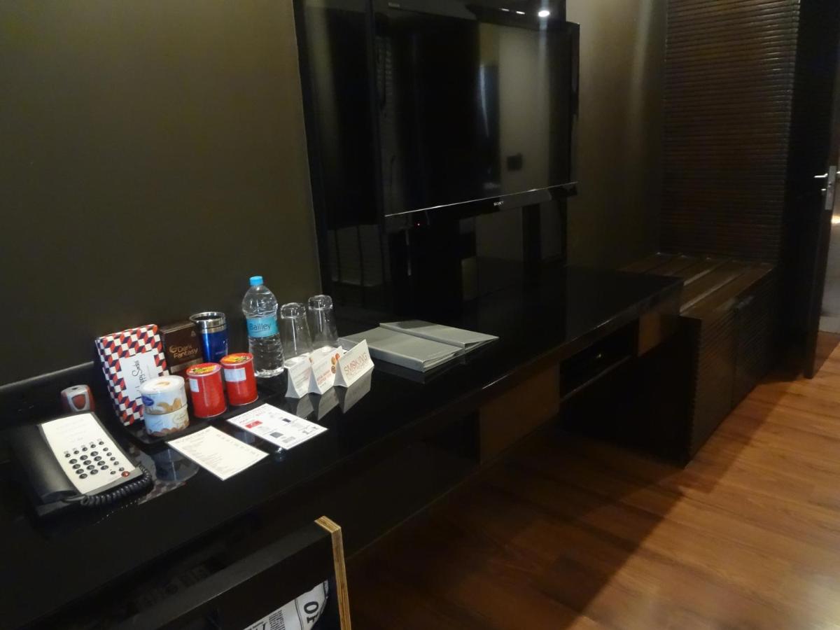 a hotel room with a black desk with a mirror at Svenska Design Hotel in Mumbai