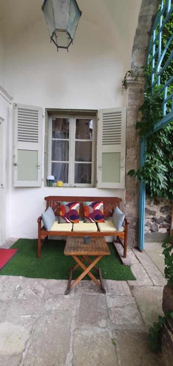 Exceptionnelle Maison d\'Artiste & Son Jardin Secret au pied de la Cathédrale - Housity