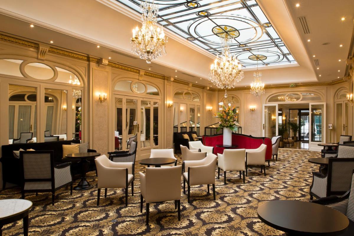 Coin salon dans l'établissement Hôtel Saint-Pétersbourg Opéra & Spa