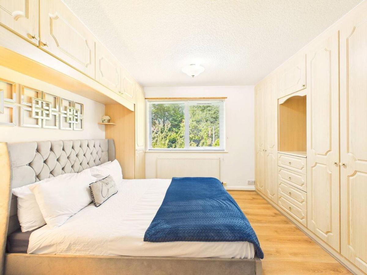 NEW Modern & Spacious Home in Oadby By Signature Stays - FREE Parking - Housity