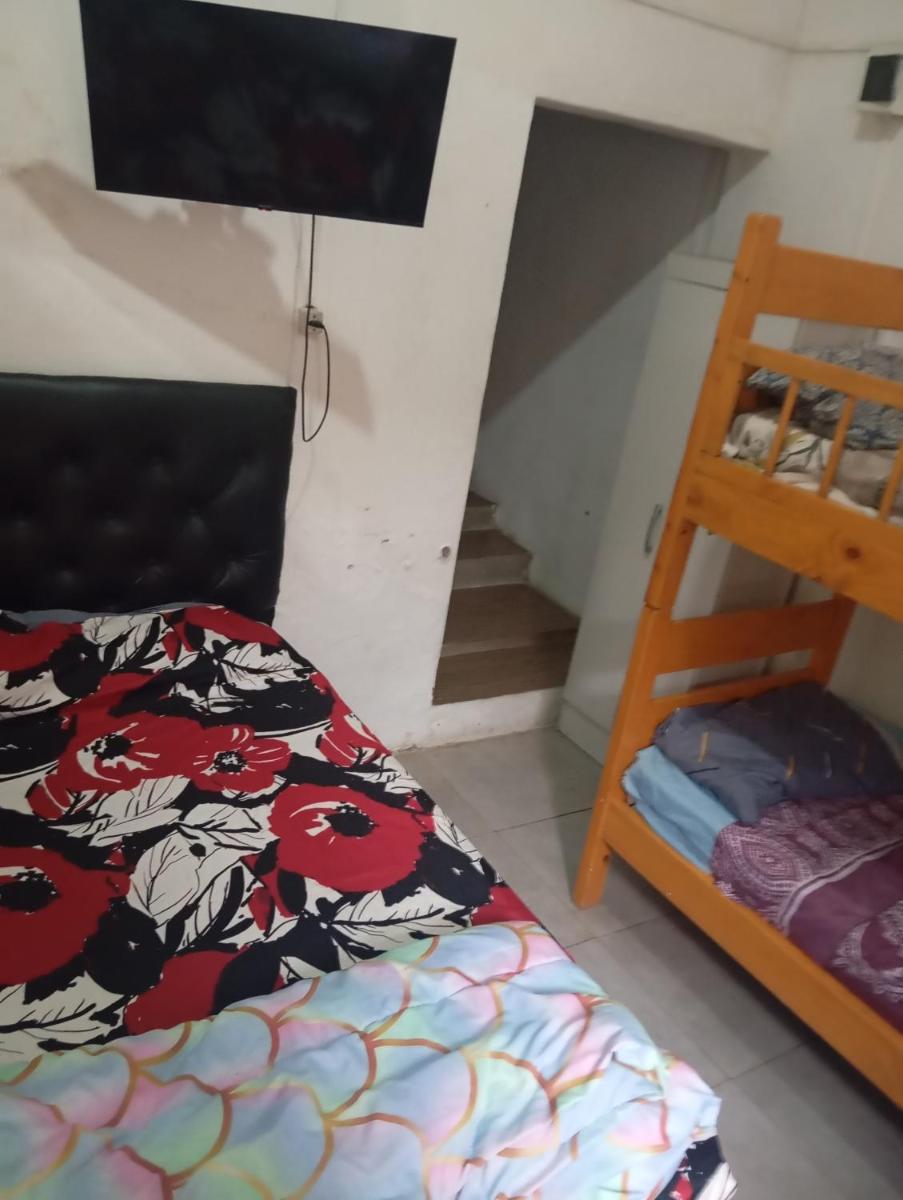 N1 2 Apto Pequeño Habitación con baño privado a 120 metros de Plaza Batlle punto Central de la Ciudad - Housity