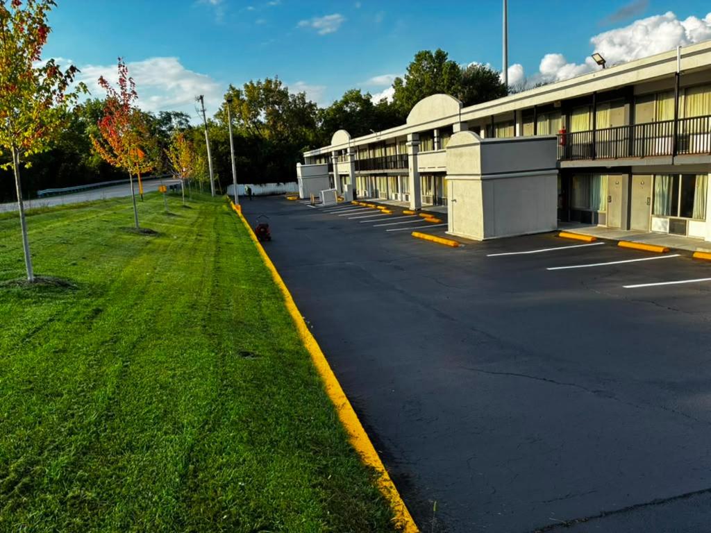 Days Inn & Suites by Wyndham Dayton North - Housity