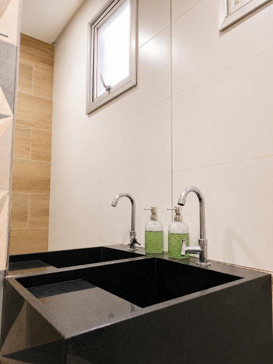 Flat Beverly Hills 307 - Housity